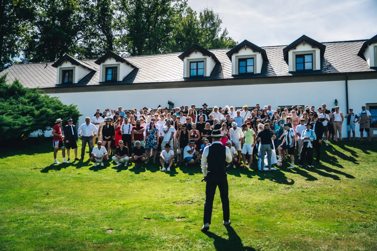 Fotka skupiny lidí na společné firemní akci